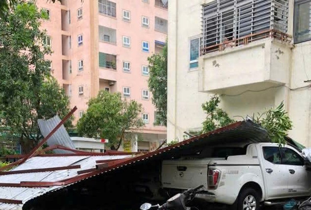 Thấy gió trong bão số 5 quá mạnh, không dám ra đánh xe ô tô rời đi để tránh cây gãy đổ- Ảnh 4.