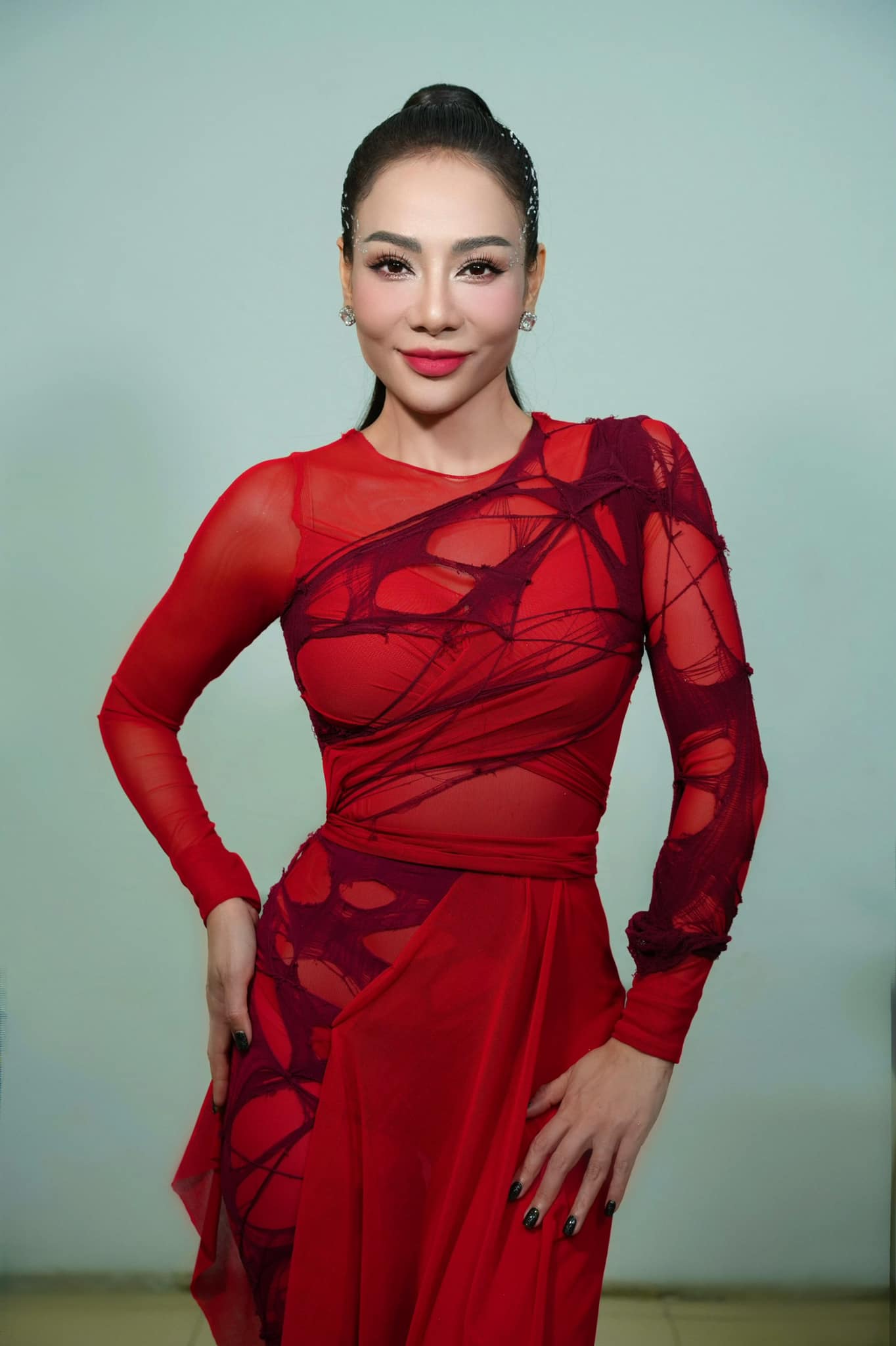 Ca sĩ Thu Minh ngày nào đã U50, làn da vẫn căng hồng, tràn đầy collagen, CĐM nghi ngờ can thiệp phẫu thuật thẩm mỹ?- Ảnh 4.