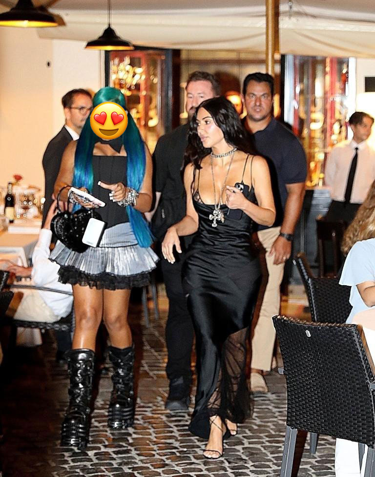 Kim Kardashian hứng 