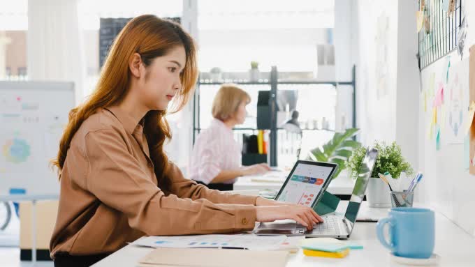 5 khác biệt khi trả lời tin nhắn của phụ nữ EQ cao và EQ thấp: “vũ khí thầm lặng” nơi công sở- Ảnh 1. 5 khác biệt khi trả lời tin nhắn của phụ nữ EQ cao và EQ thấp: “vũ khí thầm lặng” nơi công sở- Ảnh 1.