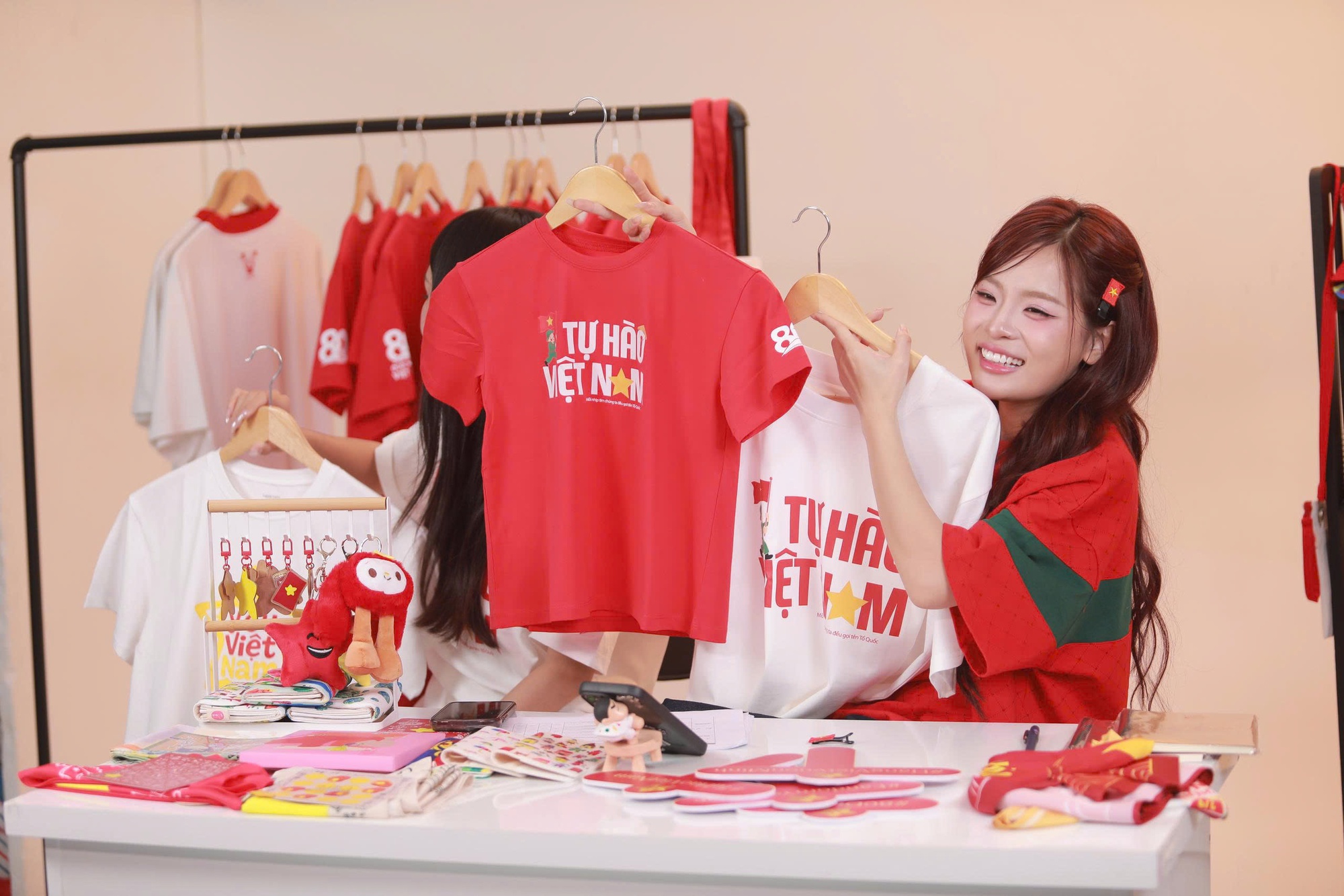 Long Chun, Ngọc Kem, Đan Chi khuấy động livestream “Fandom Yêu Nước - Tự hào hàng Việt”: Lan tỏa những sản phẩm rực rỡ tinh thần Việt, góp phần gửi trao yêu thương đến trẻ em- Ảnh 2.