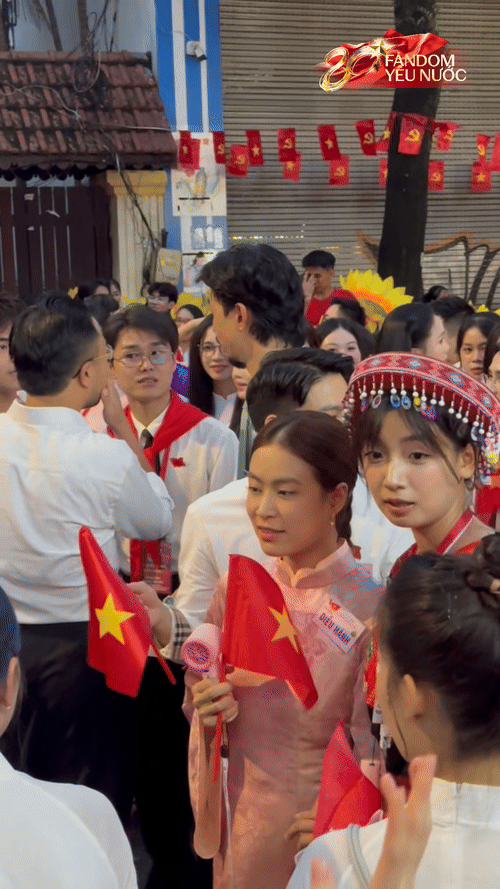Hoàng Thùy Linh - Đen Vâu dính kè kè nhau, có phản ứng lạ hậu công khai- Ảnh 6. Hoàng Thùy Linh - Đen Vâu dính kè kè nhau, có phản ứng lạ hậu công khai- Ảnh 6.