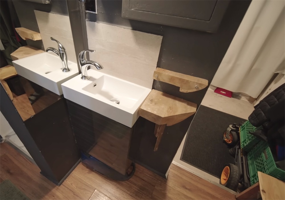 Nhiếp ảnh gia sống trong căn hộ 10m² suốt 4 năm, bé hơn chuồng chim nhưng quyết không rời đi- Ảnh 14.