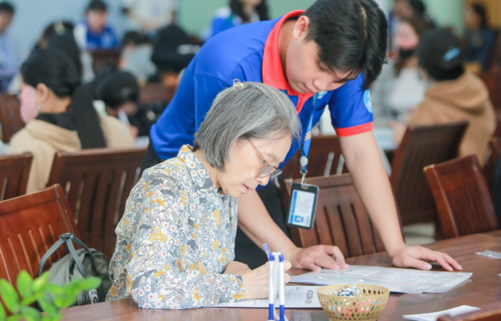 Người phụ nữ 62 tuổi trở thành tân sinh viên đại học với lý do đặc biệt- Ảnh 1.