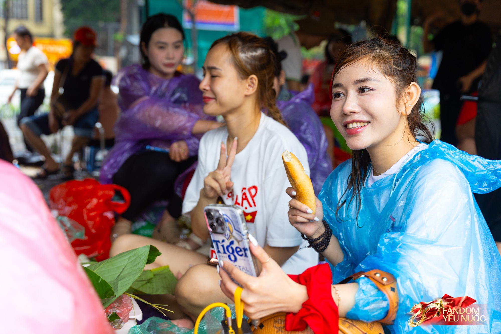 Rộn ràng ăn uống tại các điểm 