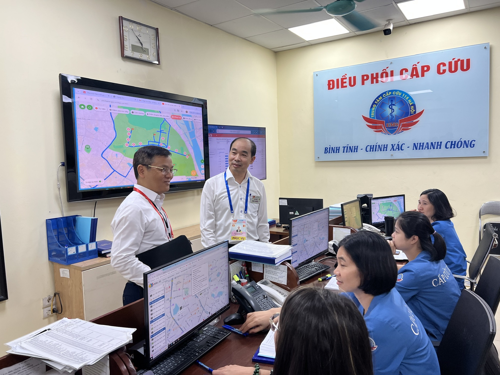 Cấp cứu một người phụ nữ bị choáng ngất do hạ đường huyết trước lễ sơ duyệt A80- Ảnh 2. Cấp cứu một người phụ nữ bị choáng ngất do hạ đường huyết trước lễ sơ duyệt A80- Ảnh 2.
