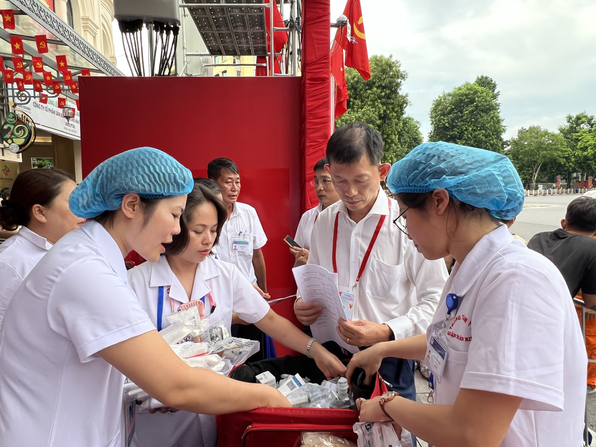Cấp cứu một người phụ nữ bị choáng ngất do hạ đường huyết trước lễ sơ duyệt A80- Ảnh 3. Cấp cứu một người phụ nữ bị choáng ngất do hạ đường huyết trước lễ sơ duyệt A80- Ảnh 3.