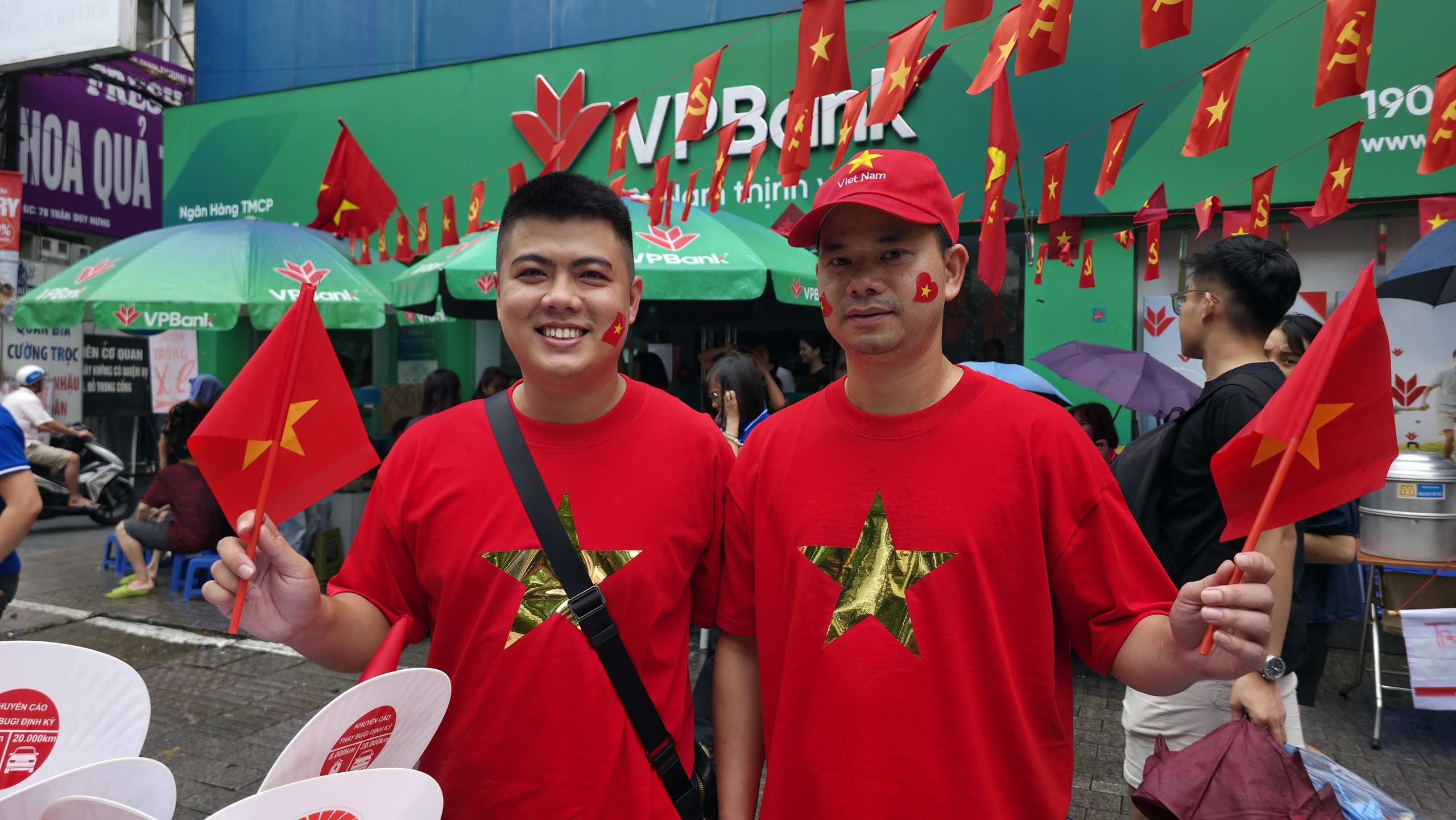 C&aacute;c khối diễu binh diễu h&agrave;nh tươi cười vẫy tay ch&agrave;o người d&acirc;n tr&ecirc;n đường di chuyển về Quảng trường Ba Đ&igrave;nh- Ảnh 11.