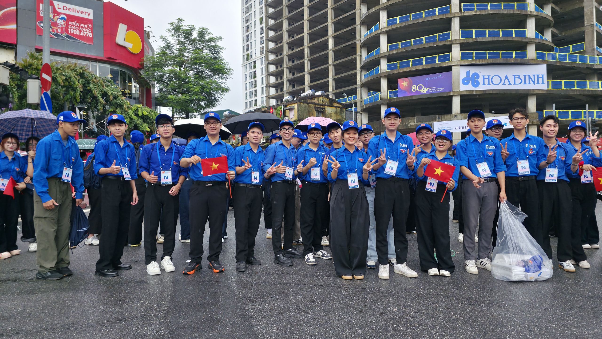 C&aacute;c khối diễu binh diễu h&agrave;nh tươi cười vẫy tay ch&agrave;o người d&acirc;n tr&ecirc;n đường di chuyển về Quảng trường Ba Đ&igrave;nh- Ảnh 10.