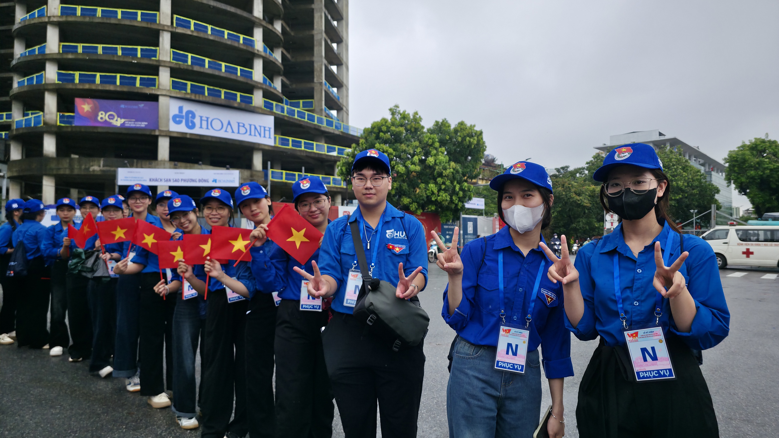 C&aacute;c khối diễu binh diễu h&agrave;nh tươi cười vẫy tay ch&agrave;o người d&acirc;n tr&ecirc;n đường di chuyển về Quảng trường Ba Đ&igrave;nh- Ảnh 9.