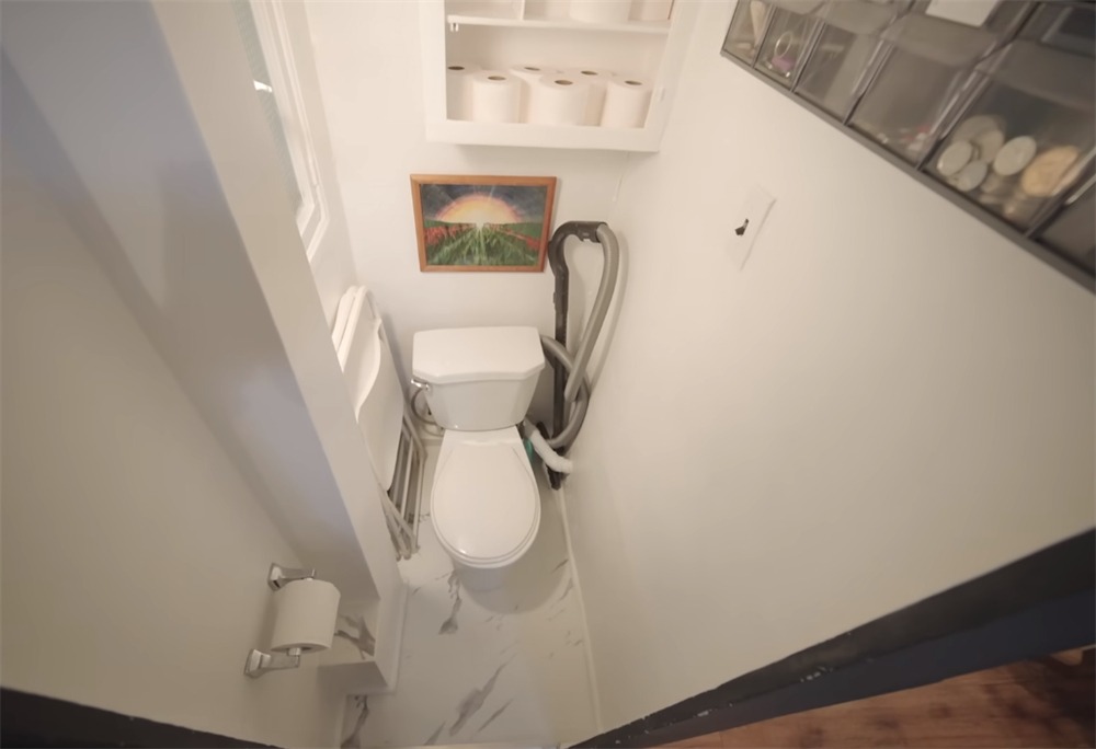 Nhiếp ảnh gia sống trong căn hộ 10m² suốt 4 năm, bé hơn chuồng chim nhưng quyết không rời đi- Ảnh 15.