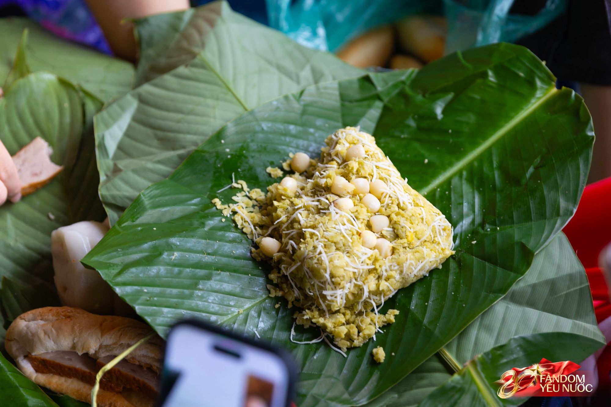 Rộn ràng ăn uống tại các điểm 