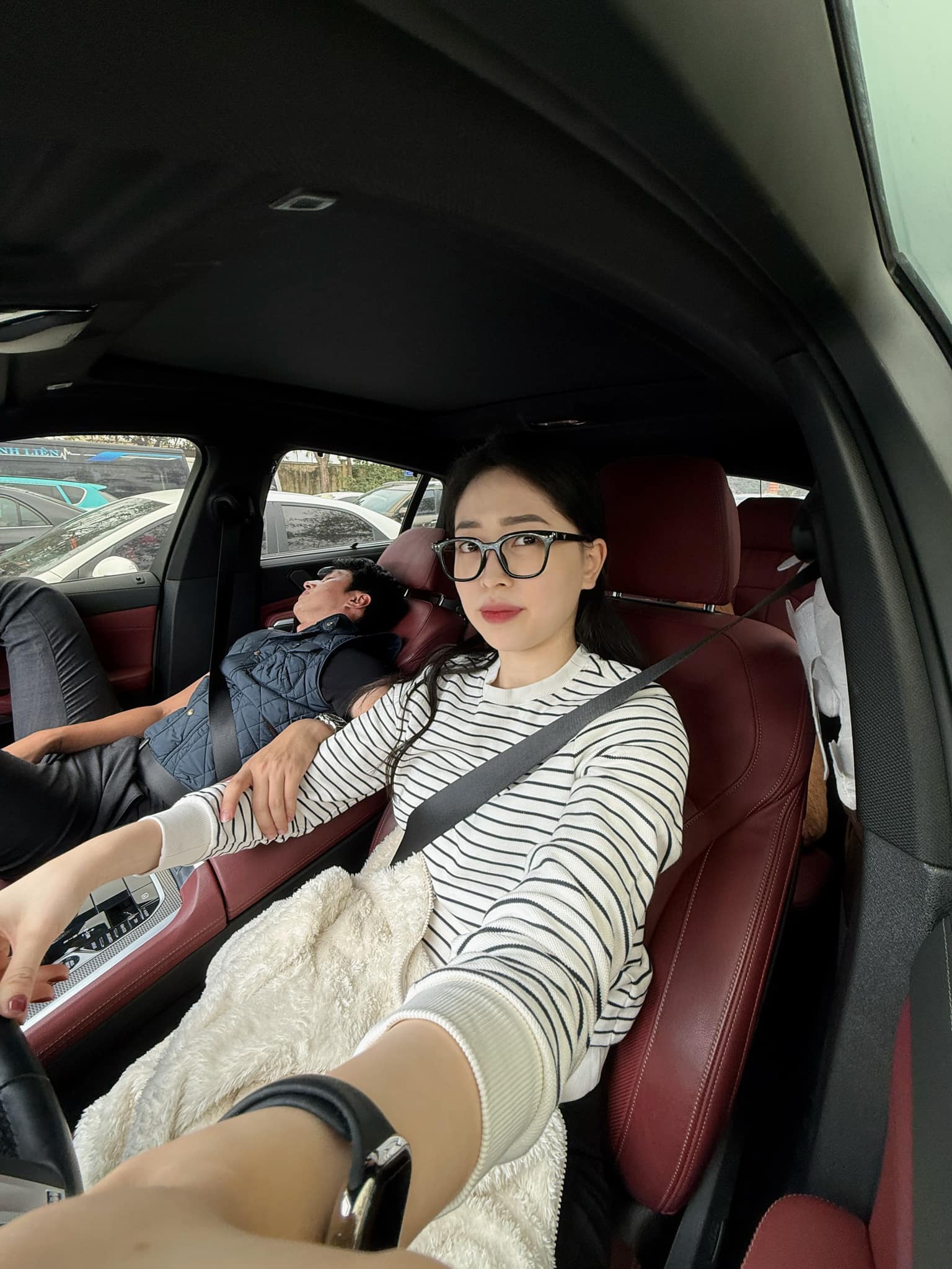 Chuyện gì đang xảy ra khiến Á hậu Phương Nga khóc nức nở còn Bình An thì bất lực?- Ảnh 5. Chuyện gì đang xảy ra khiến Á hậu Phương Nga khóc nức nở còn Bình An thì bất lực?- Ảnh 5.