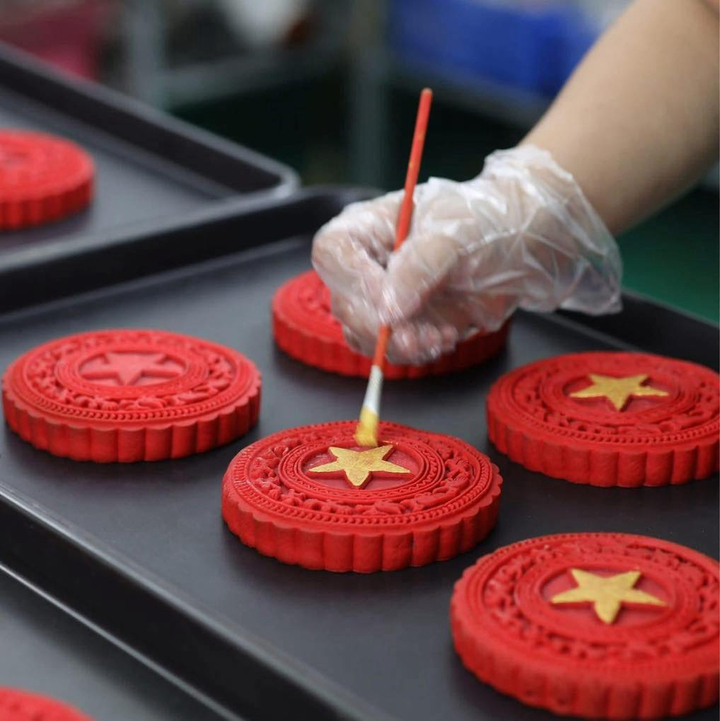 Bánh trung thu hình quốc kỳ và bản đồ Việt Nam 'sốt xình xịch' dịp 2/9- Ảnh 1.