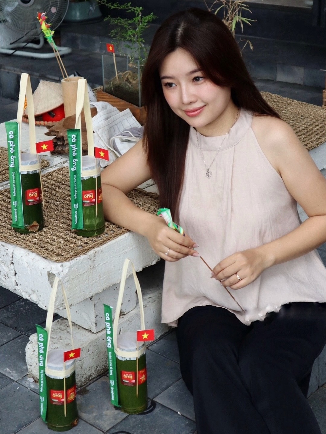 "Phù phép" can nhựa mua ở vựa ve chai, chủ quán cà phê ở TP.HCM đắt khách gấp 3 lần trước thềm 2/9- Ảnh 4.