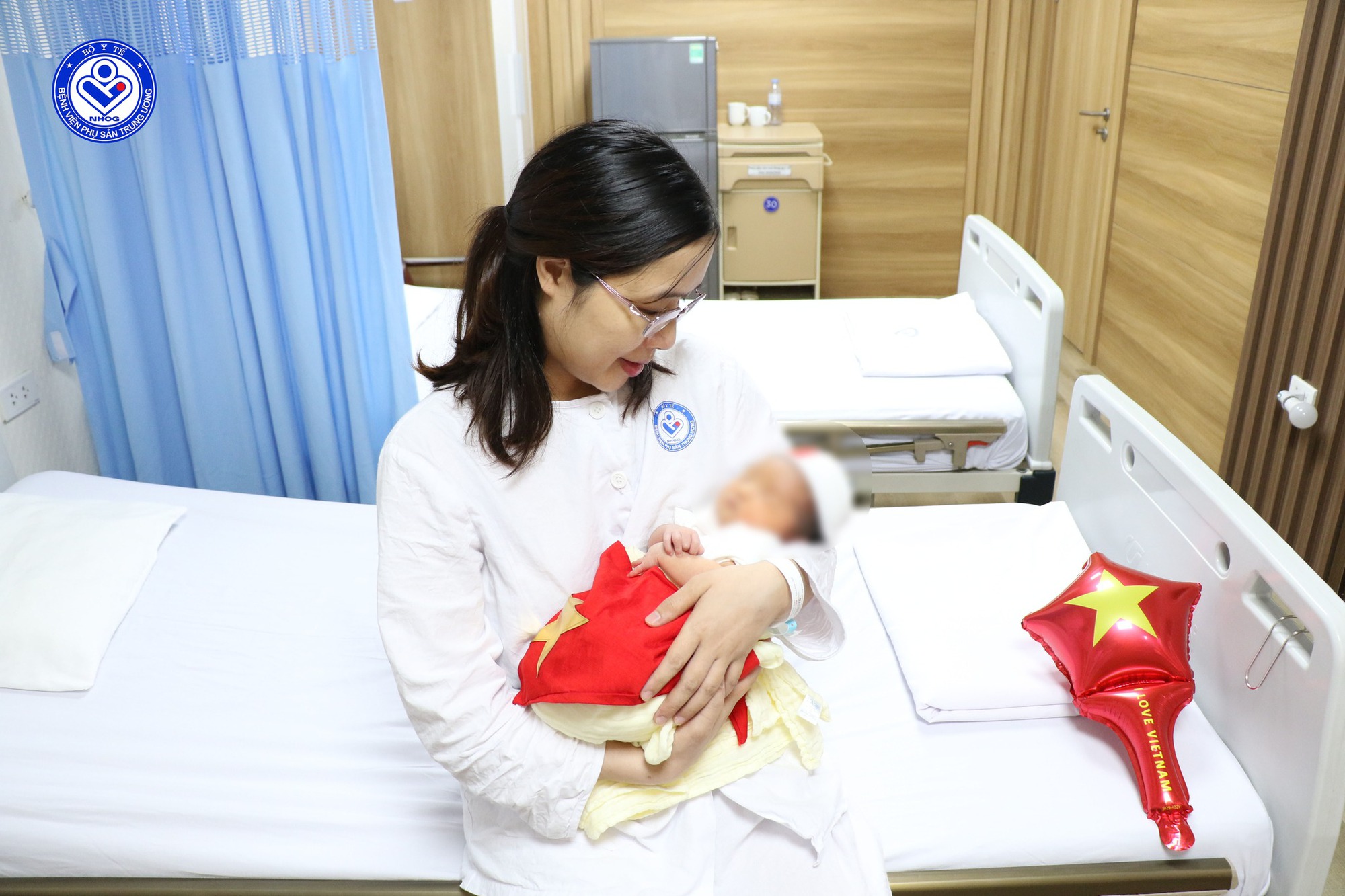 Bé gái chào đời từ phôi thai trữ đông hơn 1 thập niên trước, mẹ xúc động nghẹn ngào: "Con đã chờ chúng tôi quá lâu"- Ảnh 1.