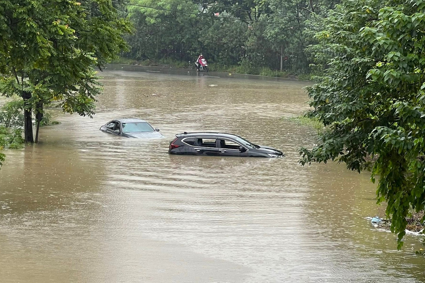 Mưa lớn kéo dài, một số tuyến phố Hà Nội vẫn ngập sâu, cuộc sống sinh hoạt bị đảo lộn- Ảnh 8.