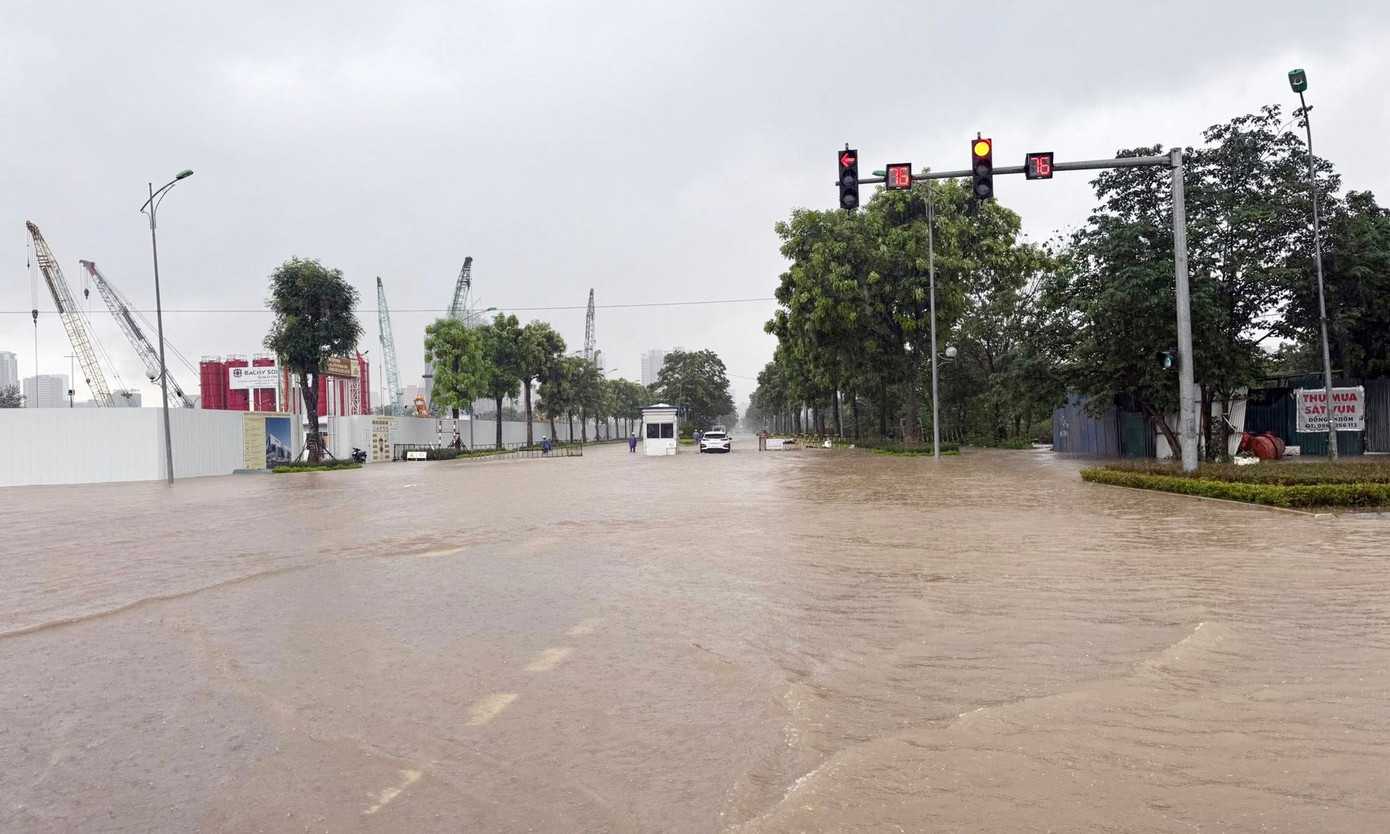 Nhiều khu chung cư Hà Nội thành "ốc đảo" sau mưa lớn, dân dựng đập ngăn nước tràn vào hầm- Ảnh 8.