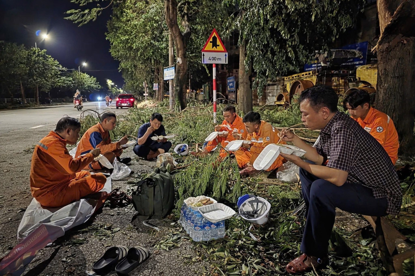Xôn xao suất cơm bình dân giá đắt đỏ bán cho thợ điện sau bão Kajiki- Ảnh 2.