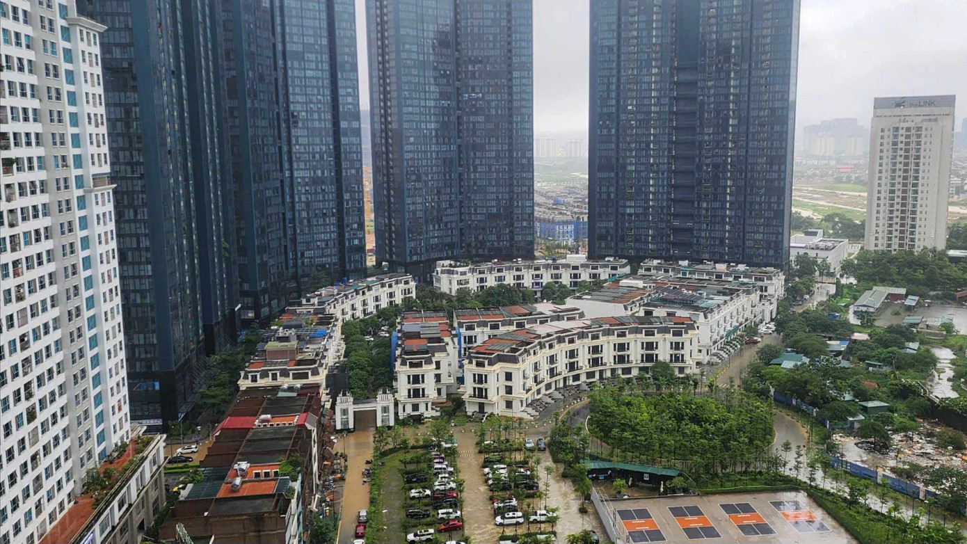 Nhiều khu chung cư Hà Nội thành "ốc đảo" sau mưa lớn, dân dựng đập ngăn nước tràn vào hầm- Ảnh 6.