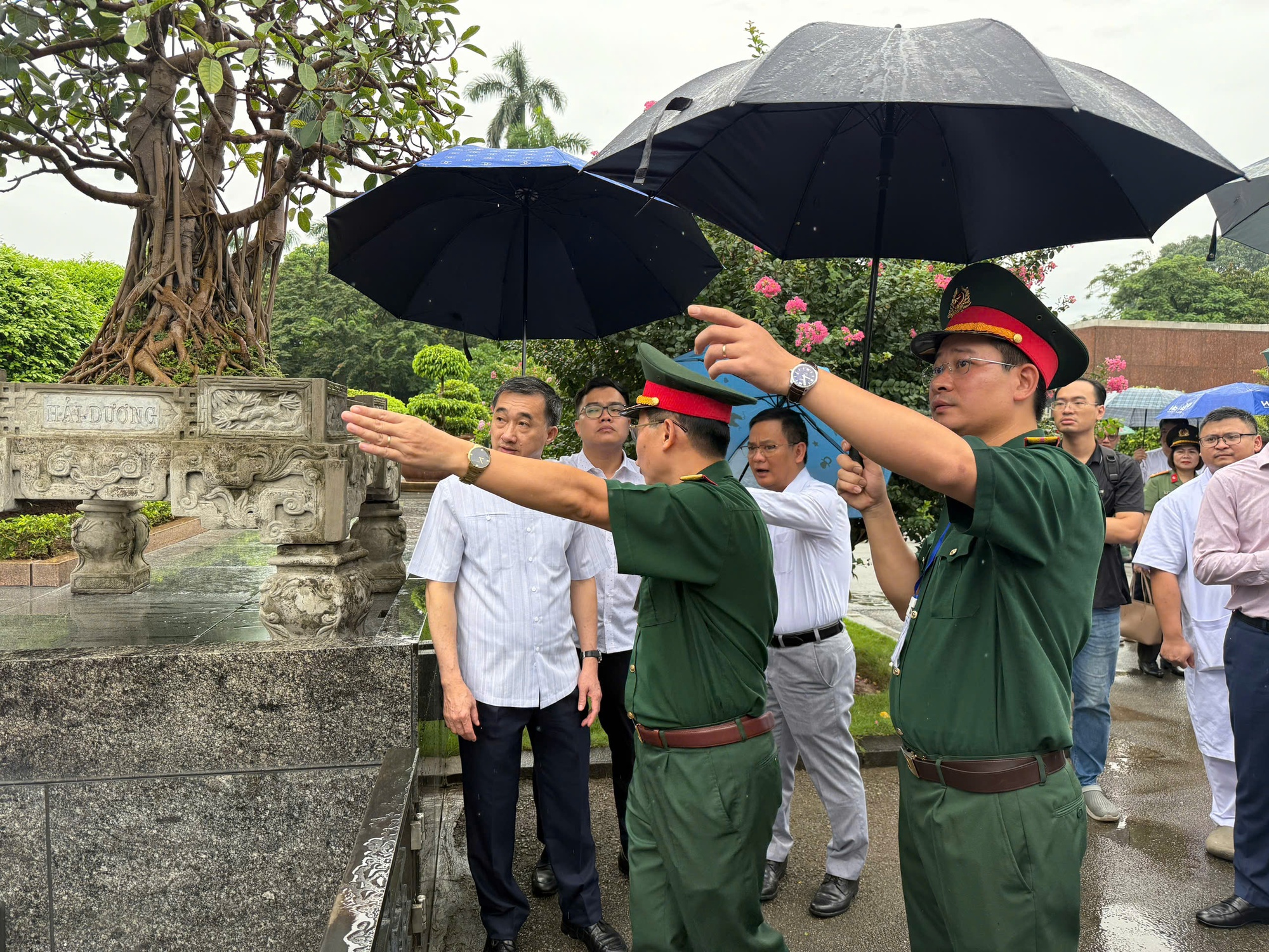 Cấp cứu một người phụ nữ bị choáng ngất do hạ đường huyết trước lễ sơ duyệt A80- Ảnh 7. Cấp cứu một người phụ nữ bị choáng ngất do hạ đường huyết trước lễ sơ duyệt A80- Ảnh 7.