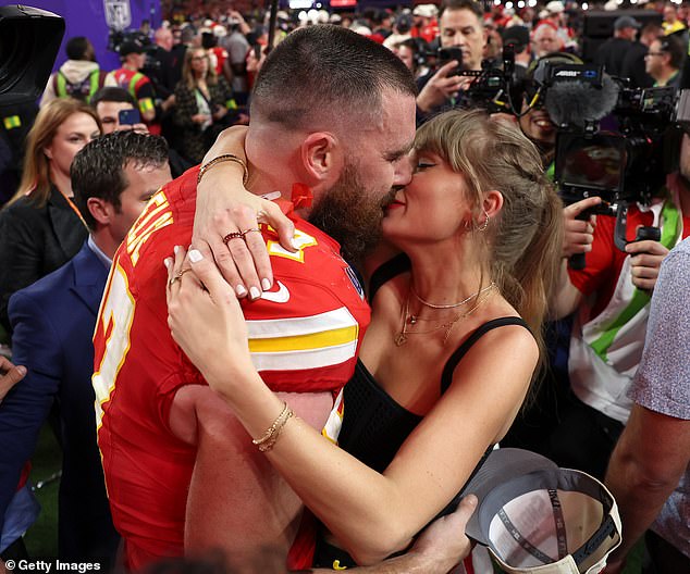 Taylor Swift cực thân với nhà chồng, Travis Kelce được thêm vào nhóm chat gia đình vợ ngay trước lễ cầu hôn- Ảnh 4.