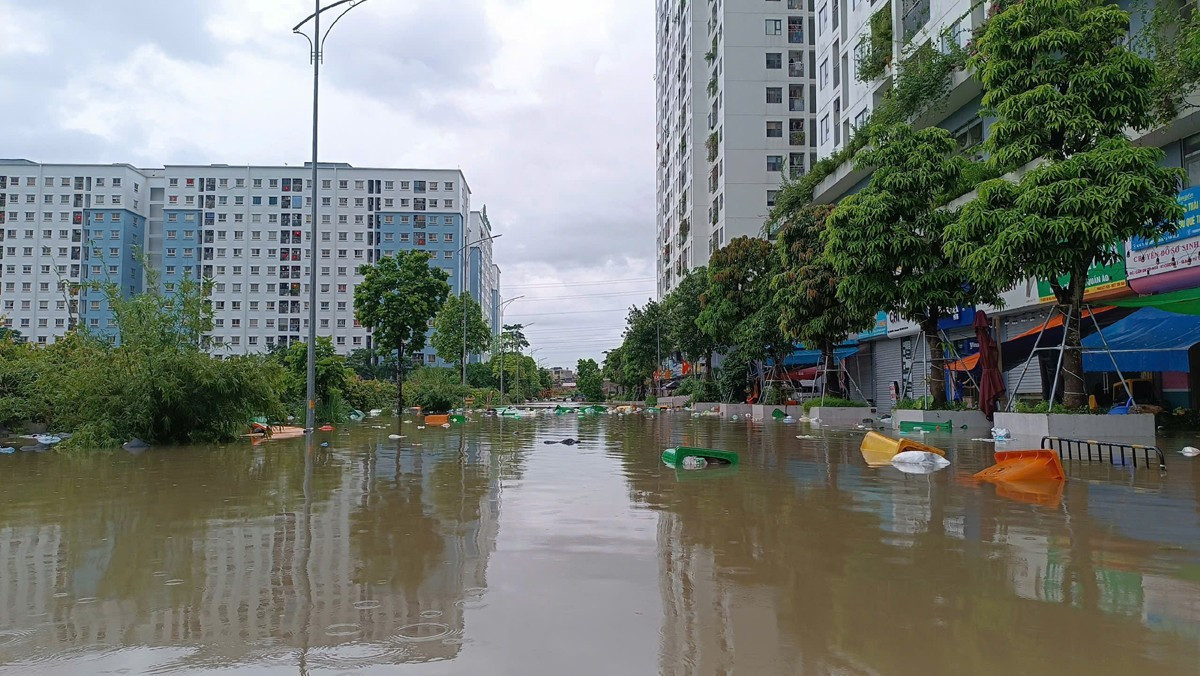 Nhiều khu chung cư Hà Nội thành "ốc đảo" sau mưa lớn, dân dựng đập ngăn nước tràn vào hầm- Ảnh 1.