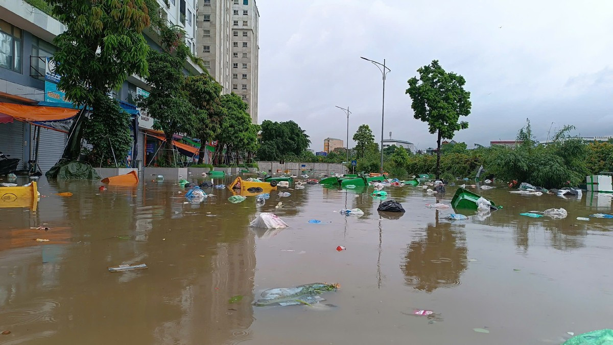 Nhiều khu chung cư Hà Nội thành "ốc đảo" sau mưa lớn, dân dựng đập ngăn nước tràn vào hầm- Ảnh 2.