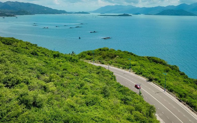 Cung đường một bên là núi, một bên là biển, du khách nhận xét: "Nhất định phải đi qua một lần trong đời!"- Ảnh 3.
