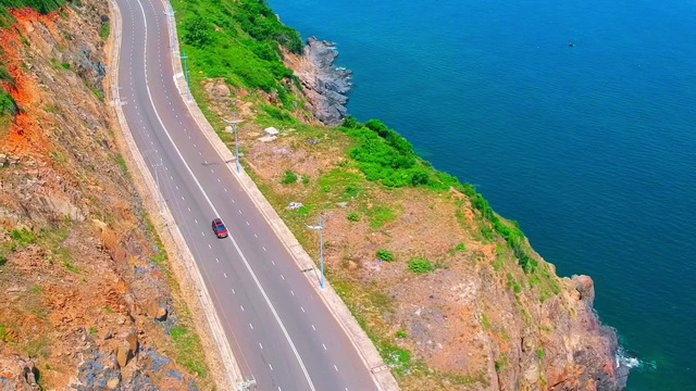 Cung đường một bên là núi, một bên là biển, du khách nhận xét: "Nhất định phải đi qua một lần trong đời!"- Ảnh 1.
