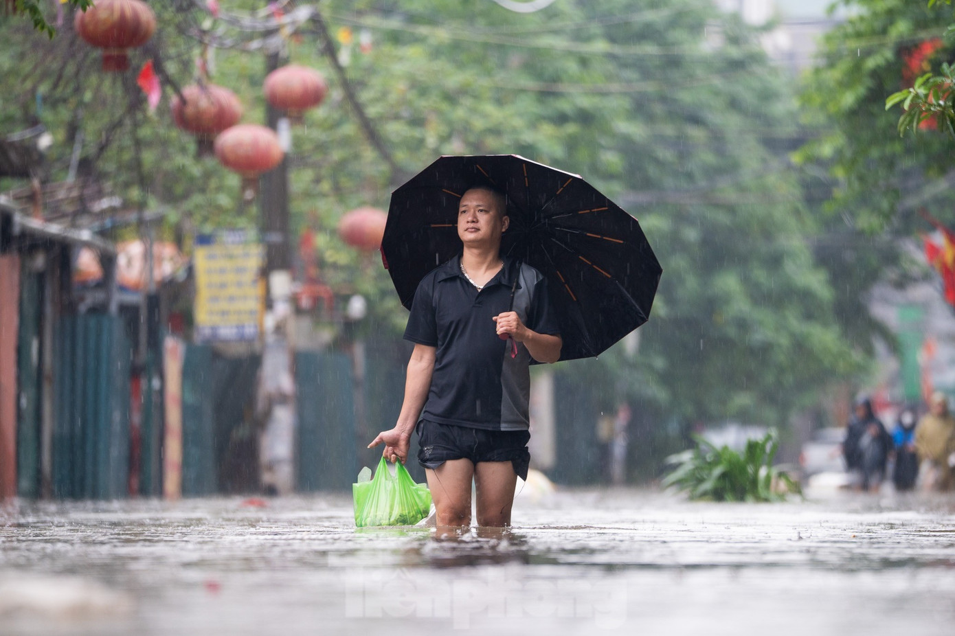Mưa lớn kéo dài, một số tuyến phố Hà Nội vẫn ngập sâu, cuộc sống sinh hoạt bị đảo lộn- Ảnh 2.