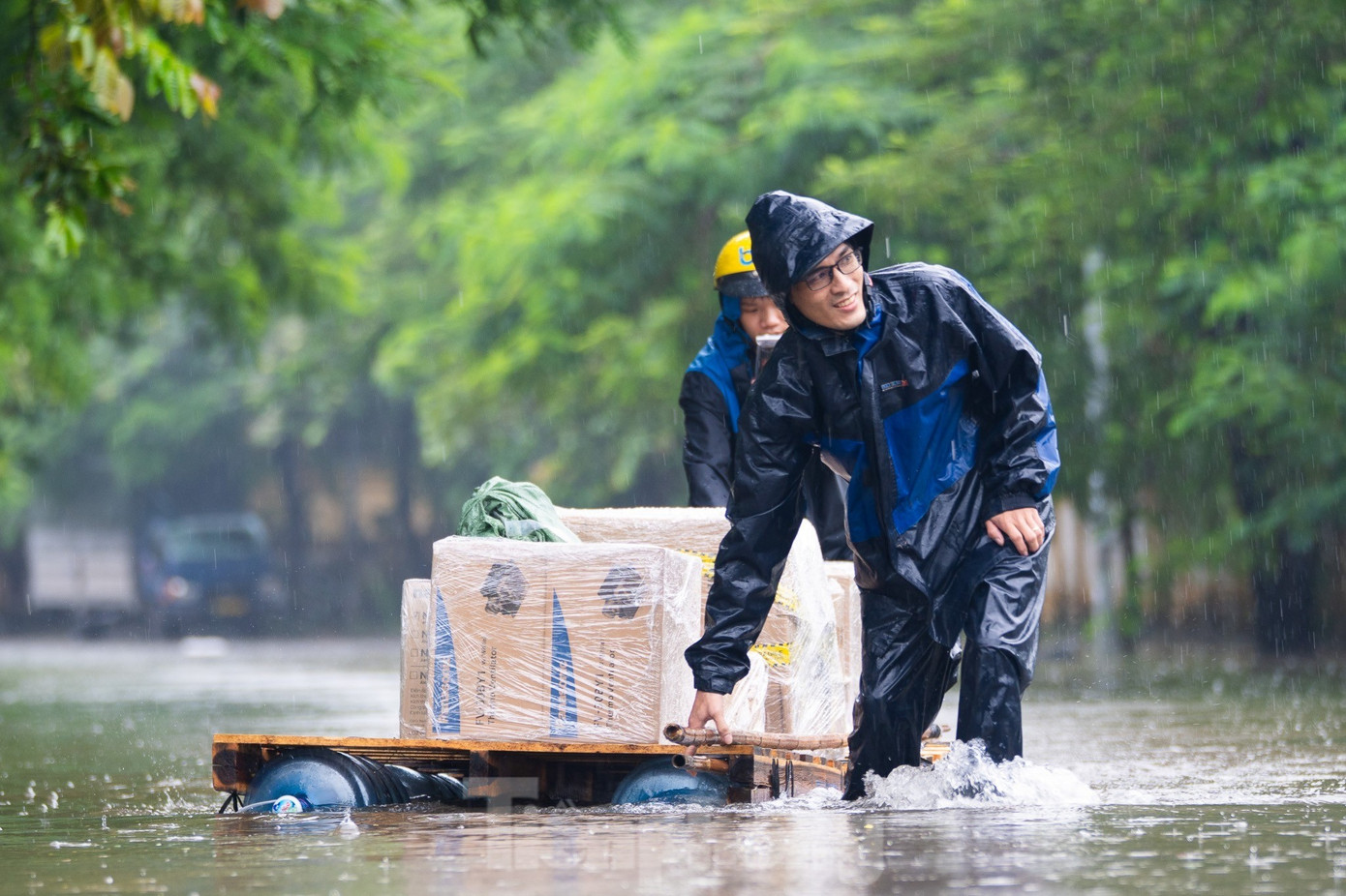 Mưa lớn kéo dài, một số tuyến phố Hà Nội vẫn ngập sâu, cuộc sống sinh hoạt bị đảo lộn- Ảnh 4.