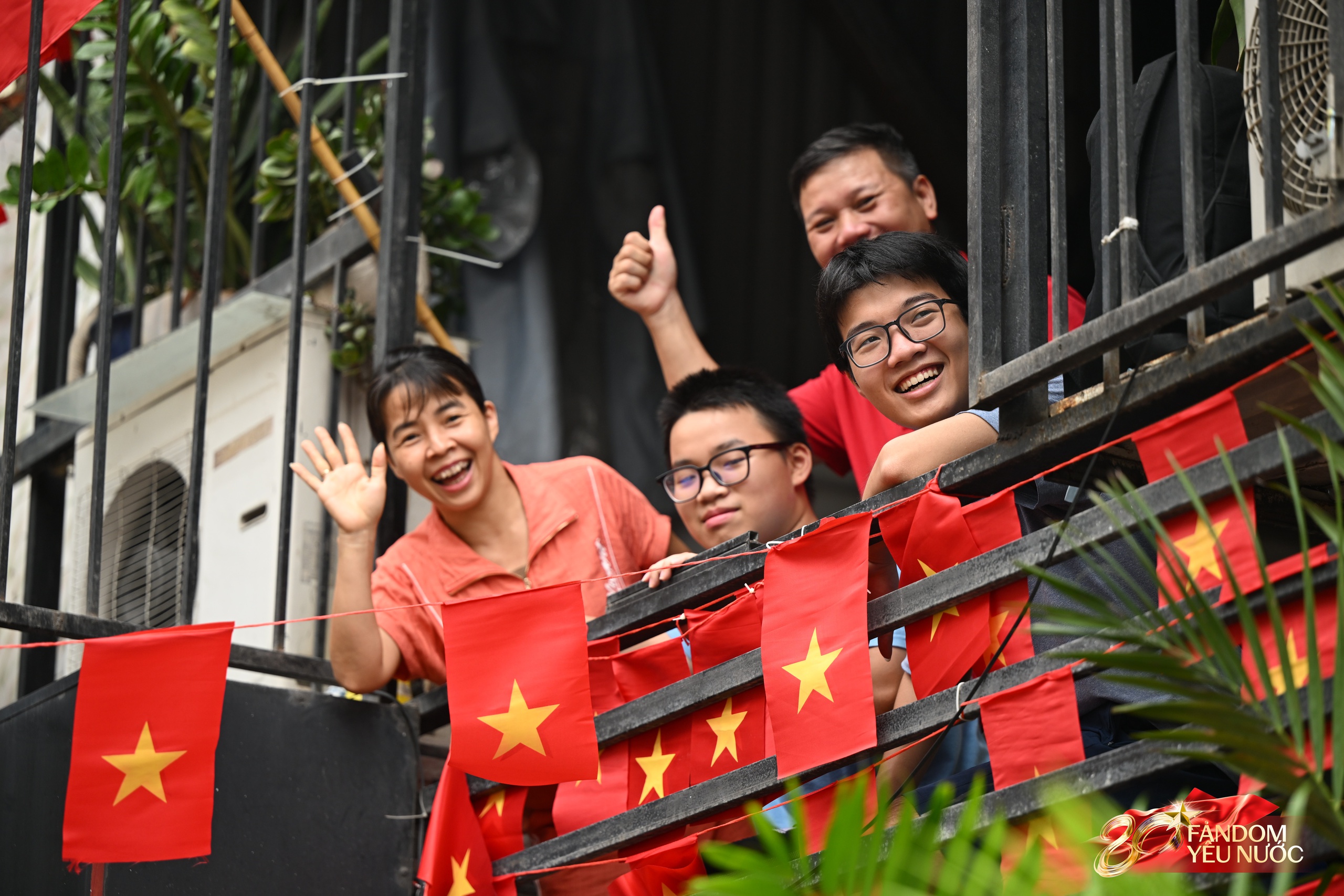 C&aacute;c khối diễu binh diễu h&agrave;nh tươi cười vẫy tay ch&agrave;o người d&acirc;n tr&ecirc;n đường di chuyển về Quảng trường Ba Đ&igrave;nh- Ảnh 12.