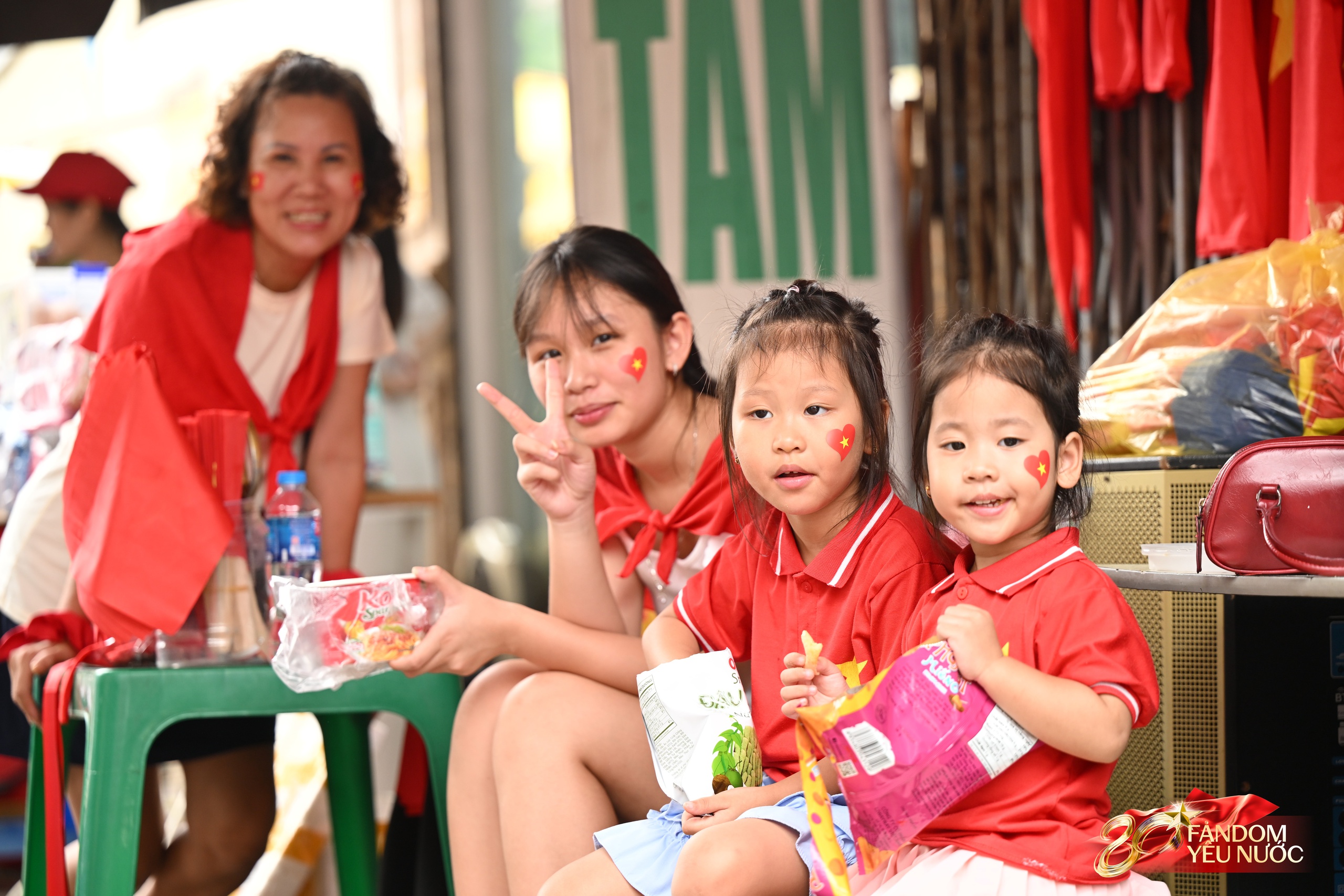 C&aacute;c khối diễu binh diễu h&agrave;nh tươi cười vẫy tay ch&agrave;o người d&acirc;n tr&ecirc;n đường di chuyển về Quảng trường Ba Đ&igrave;nh- Ảnh 13.