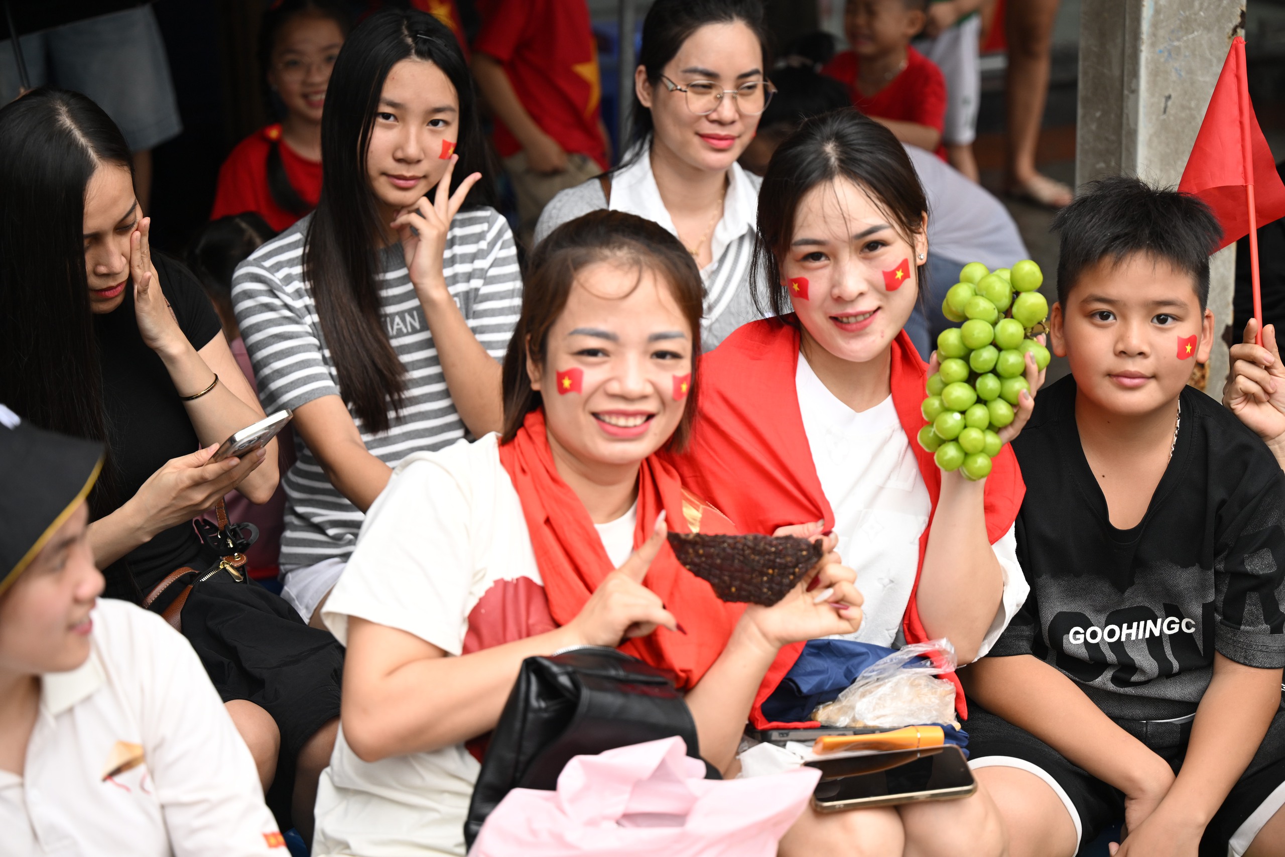 C&aacute;c khối diễu binh diễu h&agrave;nh tươi cười vẫy tay ch&agrave;o người d&acirc;n tr&ecirc;n đường di chuyển về Quảng trường Ba Đ&igrave;nh- Ảnh 15.