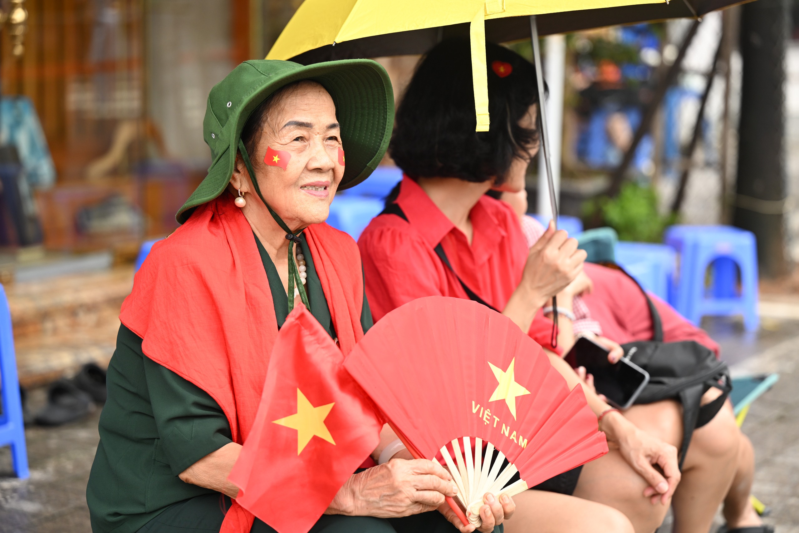 C&aacute;c khối diễu binh diễu h&agrave;nh tươi cười vẫy tay ch&agrave;o người d&acirc;n tr&ecirc;n đường di chuyển về Quảng trường Ba Đ&igrave;nh- Ảnh 16.