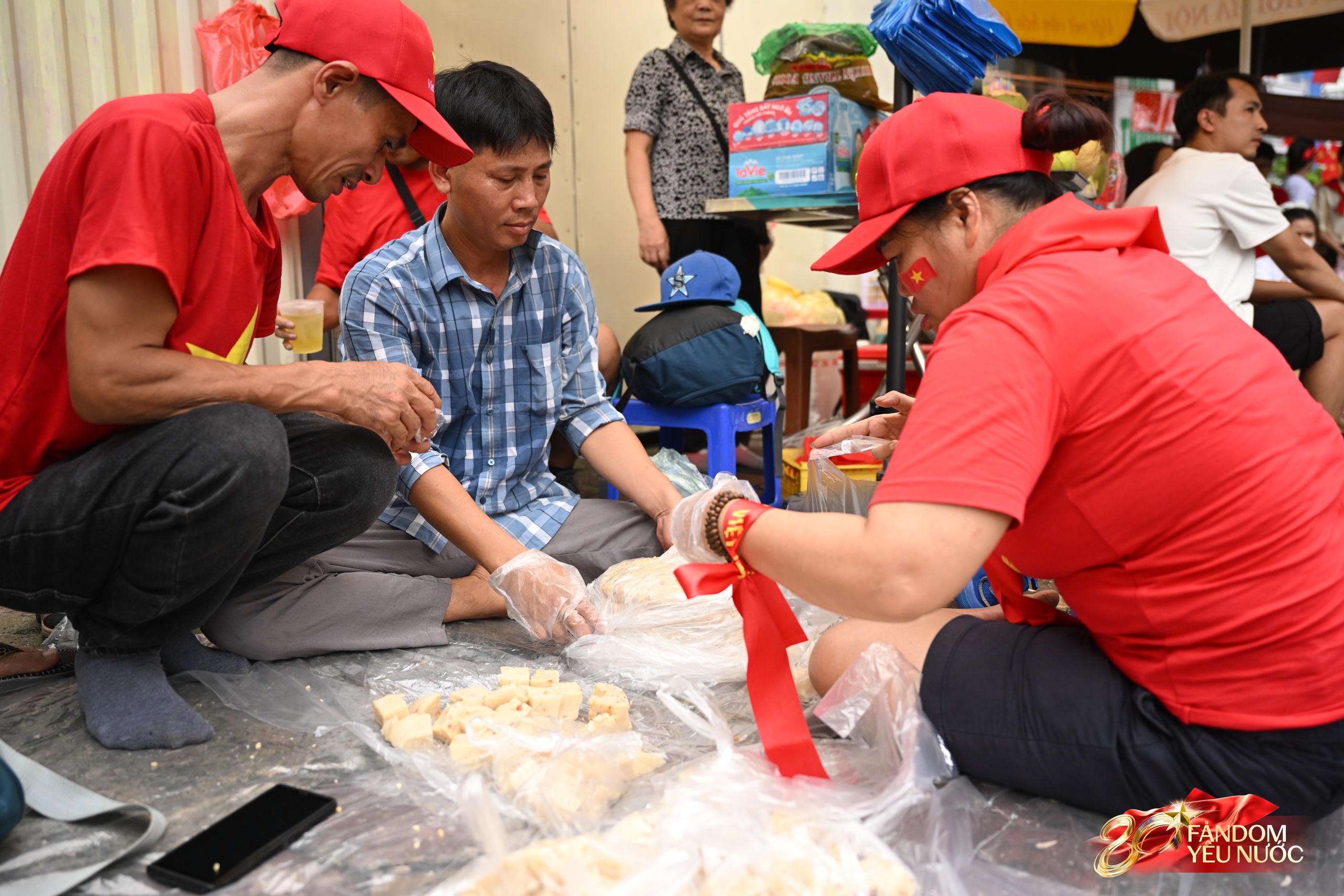 C&aacute;c khối diễu binh diễu h&agrave;nh tươi cười vẫy tay ch&agrave;o người d&acirc;n tr&ecirc;n đường di chuyển về Quảng trường Ba Đ&igrave;nh- Ảnh 8.