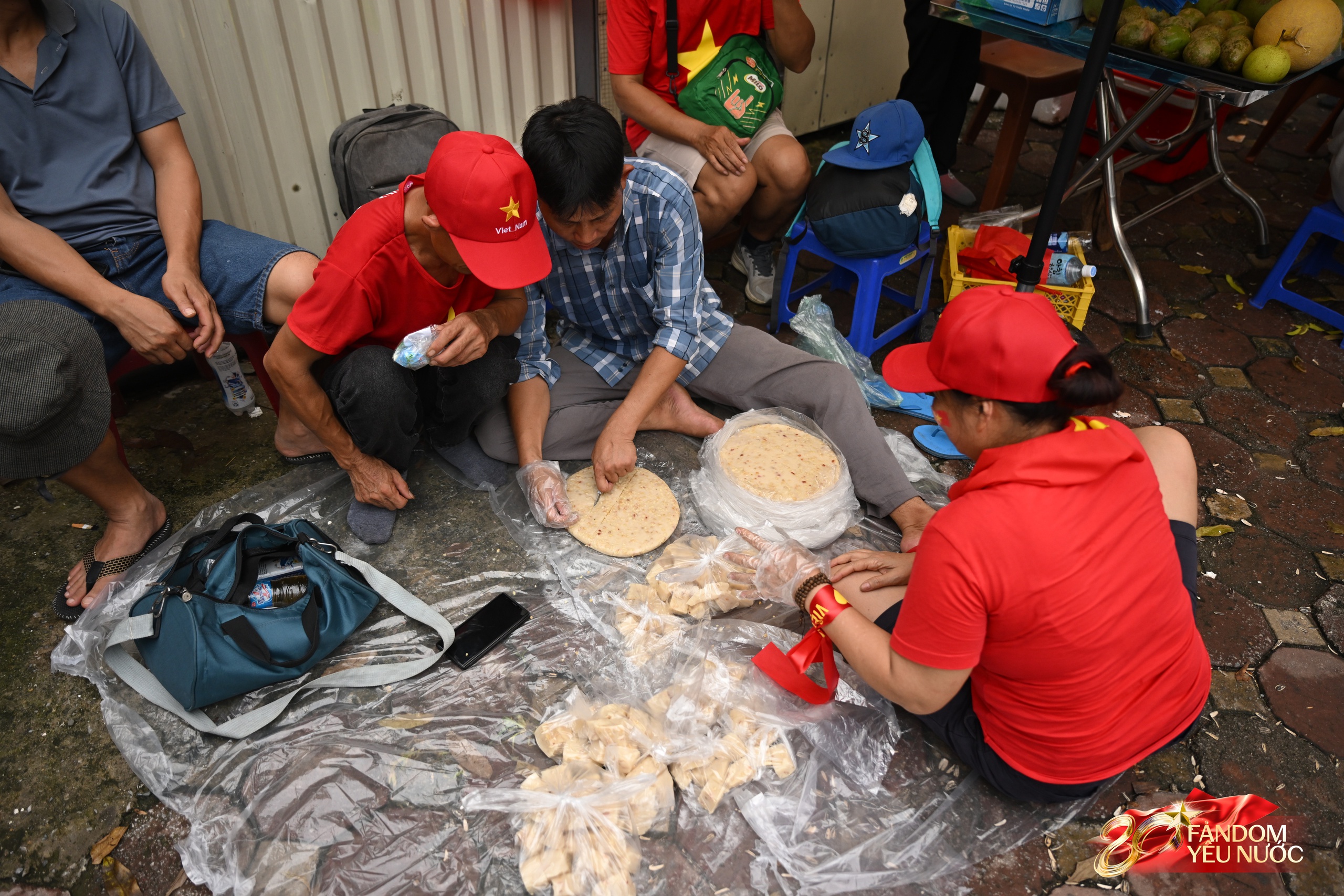 C&aacute;c khối diễu binh diễu h&agrave;nh tươi cười vẫy tay ch&agrave;o người d&acirc;n tr&ecirc;n đường di chuyển về Quảng trường Ba Đ&igrave;nh- Ảnh 7.