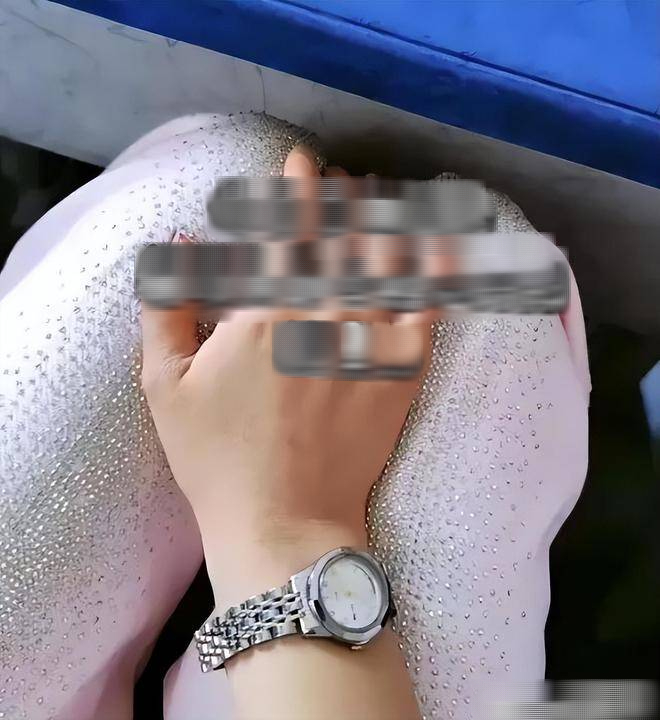 Nhìn chiếc quần bà mẹ mang đi họp phụ huynh, một người thốt lên: Đây là trường học, không phải vũ trường!- Ảnh 1.