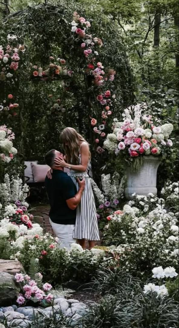 Taylor Swift cưới gấp để “chạy bầu”?- Ảnh 1. Taylor Swift cưới gấp để “chạy bầu”?- Ảnh 1.