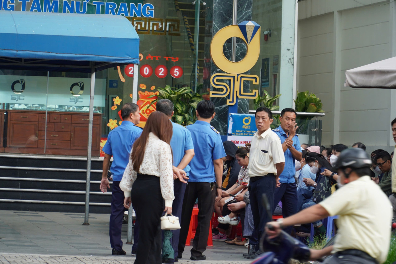 Người d&acirc;n chen ch&acirc;n "v&eacute;t" sạch v&agrave;ng giữa "cơn b&atilde;o" gi&aacute;- Ảnh 10.