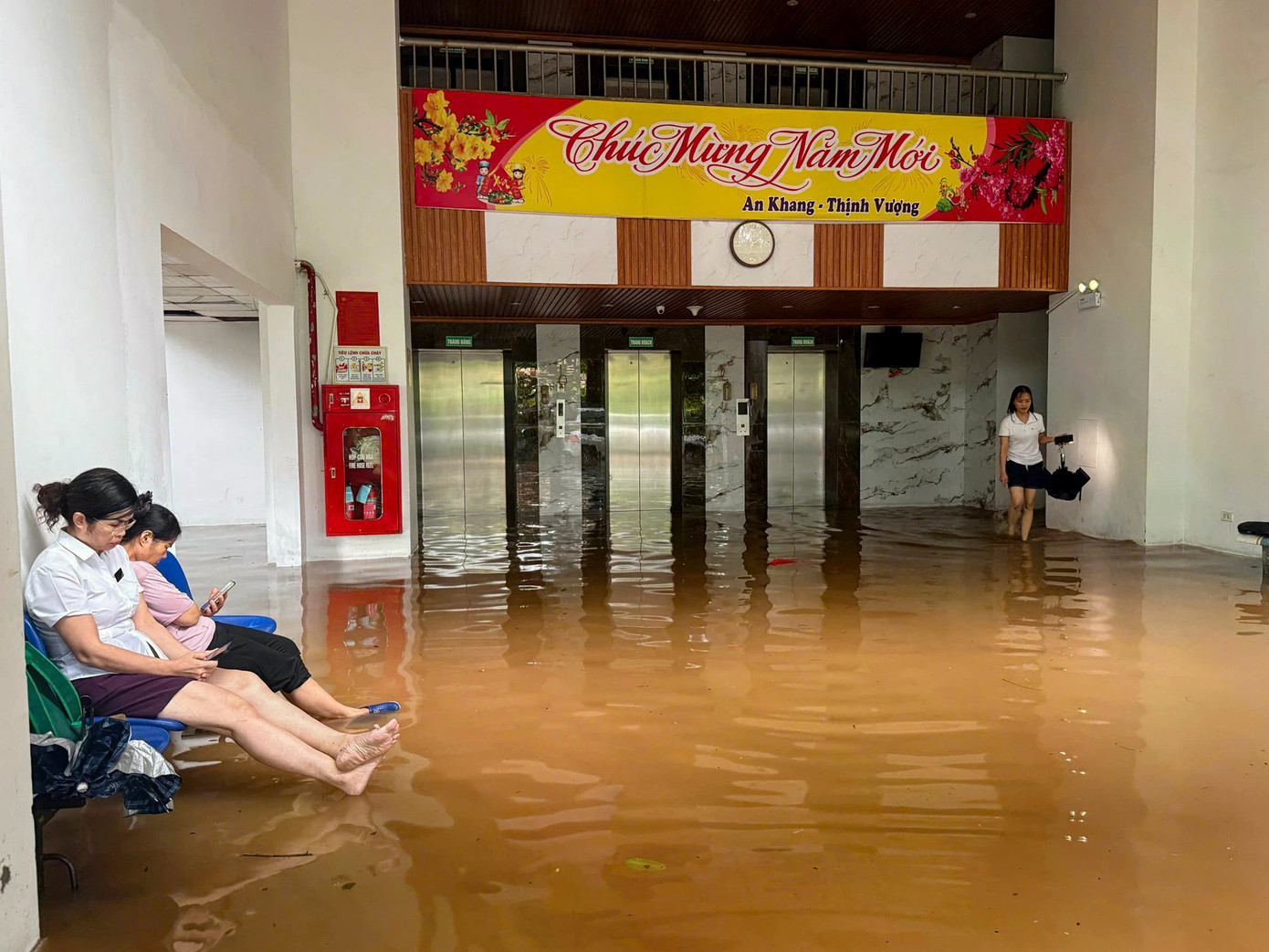 Nhiều khu chung cư Hà Nội thành "ốc đảo" sau mưa lớn, dân dựng đập ngăn nước tràn vào hầm- Ảnh 4.