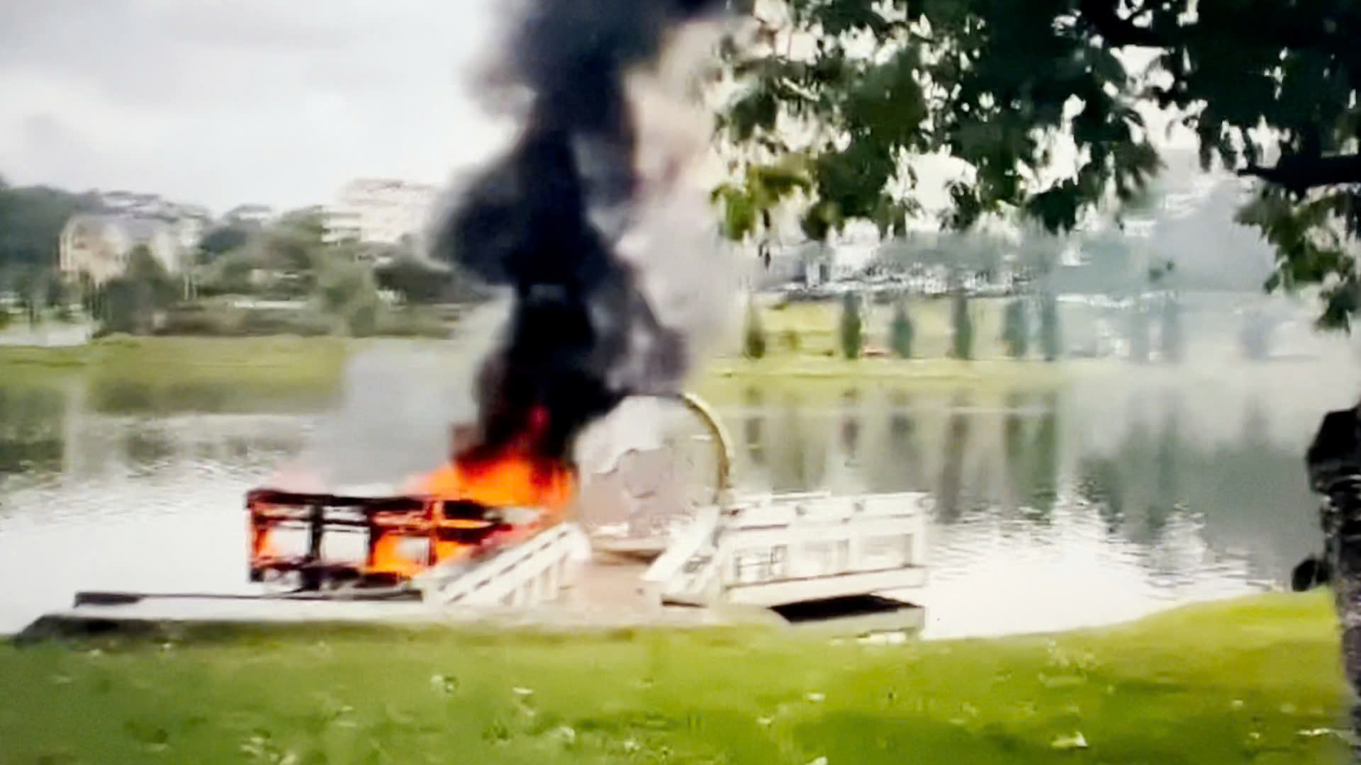 CLIP: Cầu nổi tiếng ở hồ Xu&acirc;n Hương Đ&agrave; Lạt bốc ch&aacute;y ng&ugrave;n ngụt- Ảnh 1.