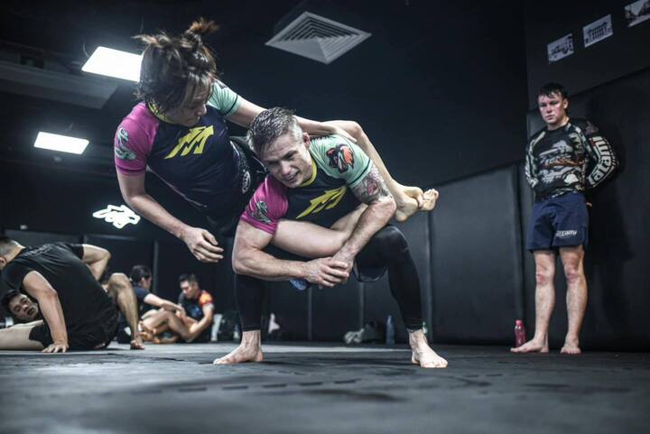 Cận cảnh buổi tập của cô gái văn phòng Hoàng Hằng dùng MMA hạ kẻ xăm trổ bắt nạt- Ảnh 3.