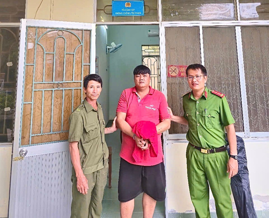 Gây náo loạn quán karaoke ở TP HCM, người đàn ông bị bắt khi về quê thăm bạn gái- Ảnh 1.