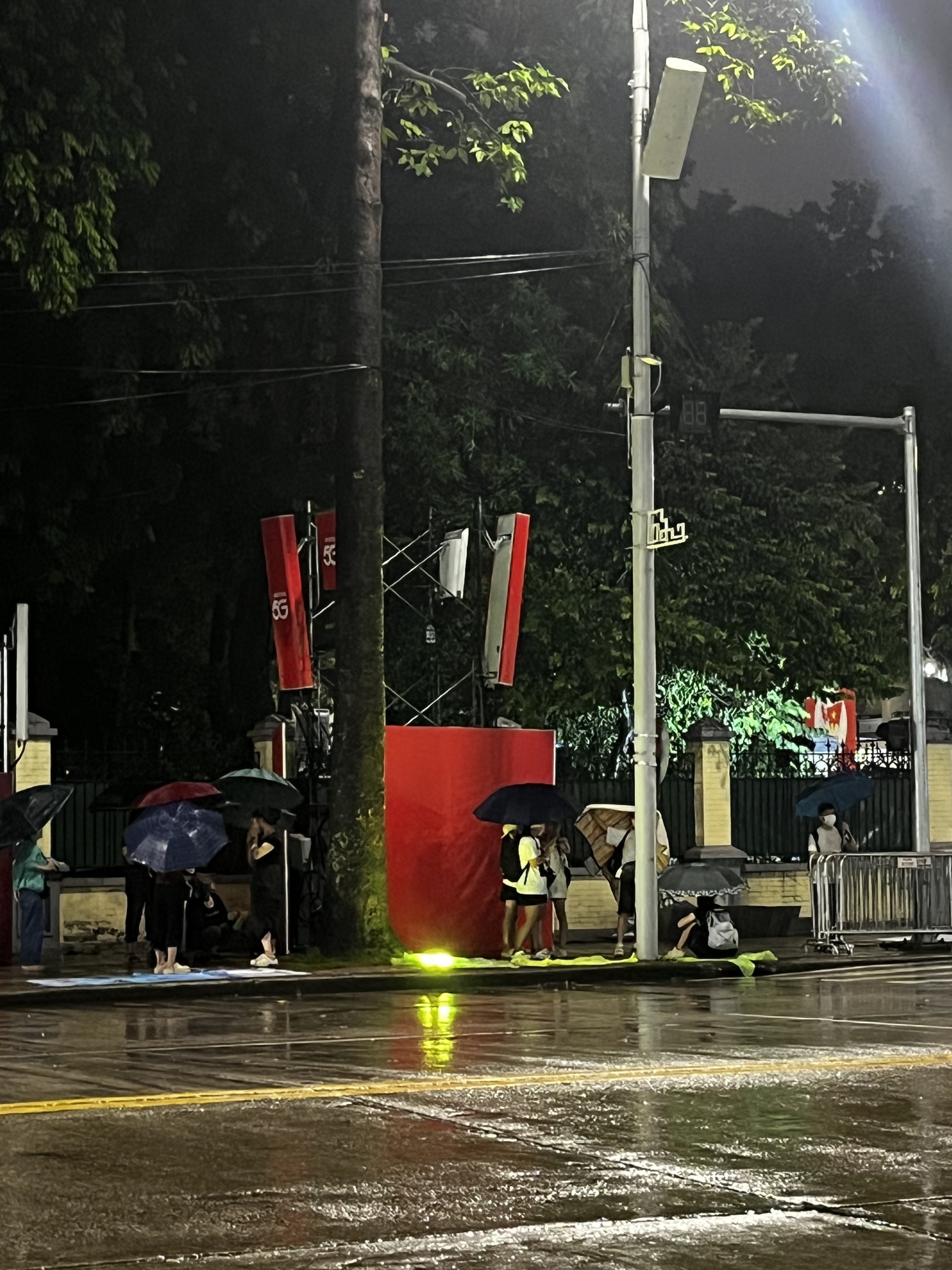 Lý do khó tin từ những người cắm trại giữ "chỗ vàng" trong đêm 26/8 tại Hà Nội- Ảnh 2.