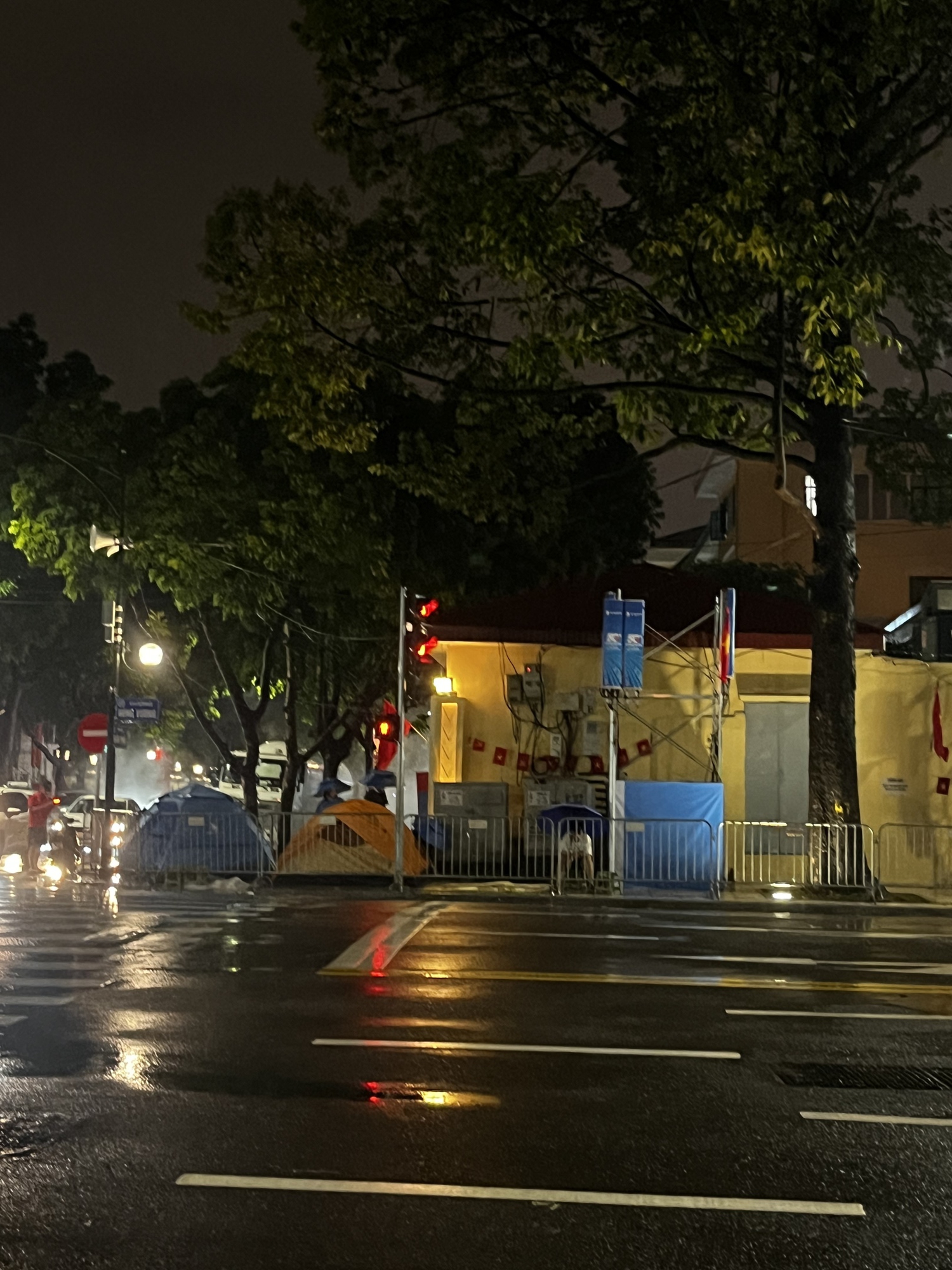 Lý do khó tin từ những người cắm trại giữ "chỗ vàng" trong đêm 26/8 tại Hà Nội- Ảnh 1.