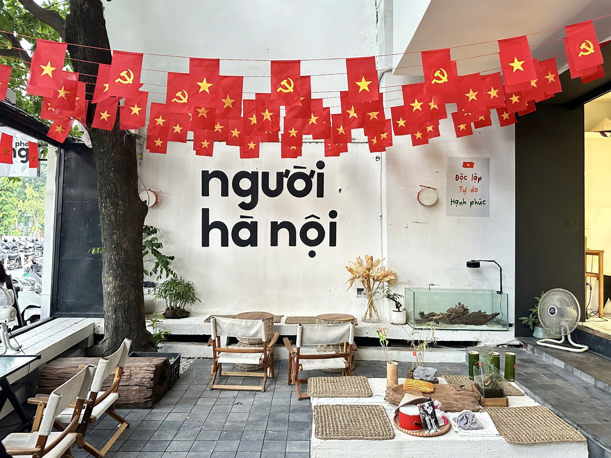 "Phù phép" can nhựa mua ở vựa ve chai, chủ quán cà phê ở TP.HCM đắt khách gấp 3 lần trước thềm 2/9- Ảnh 7.