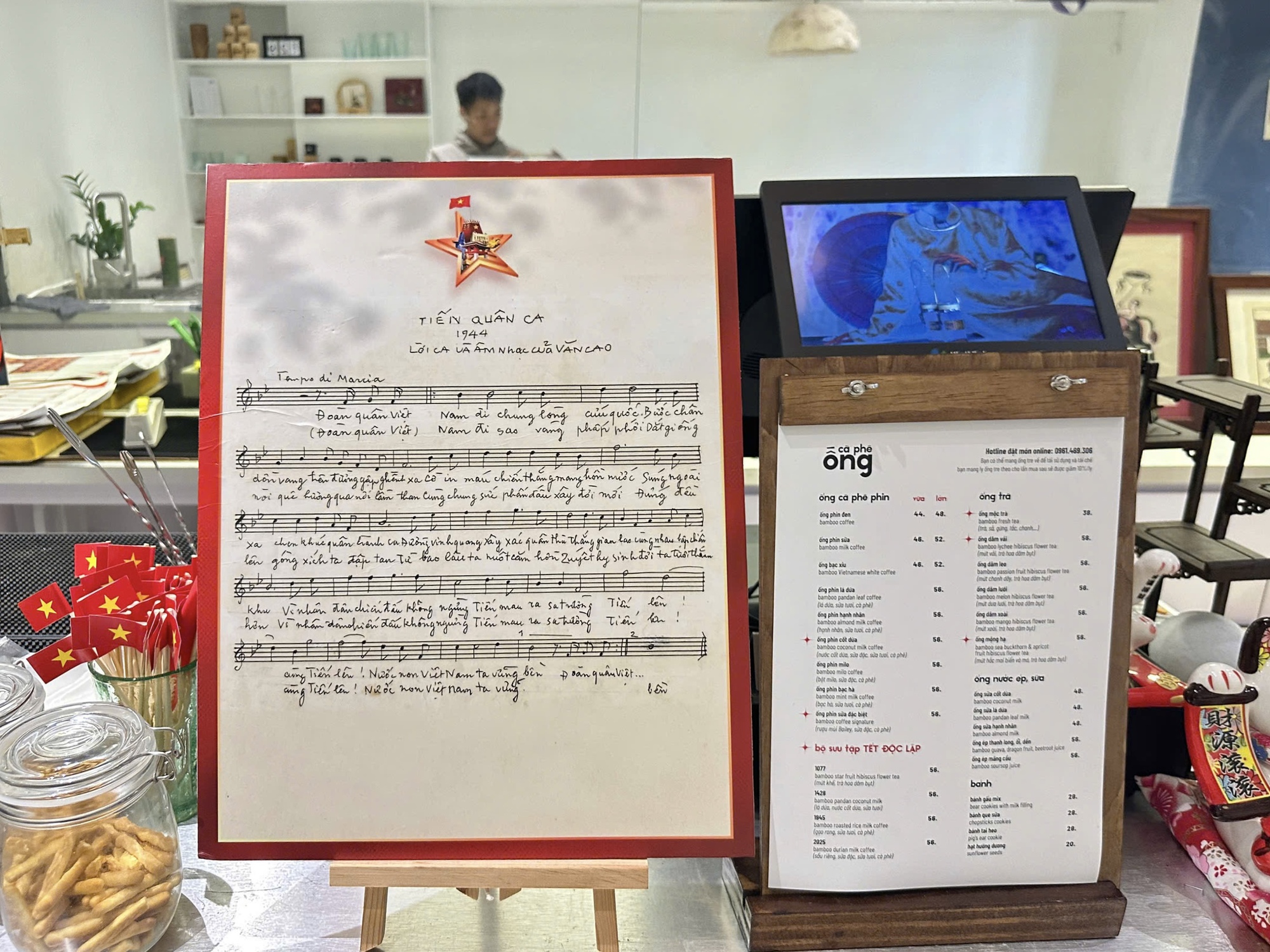 "Phù phép" can nhựa mua ở vựa ve chai, chủ quán cà phê ở TP.HCM đắt khách gấp 3 lần trước thềm 2/9- Ảnh 8.