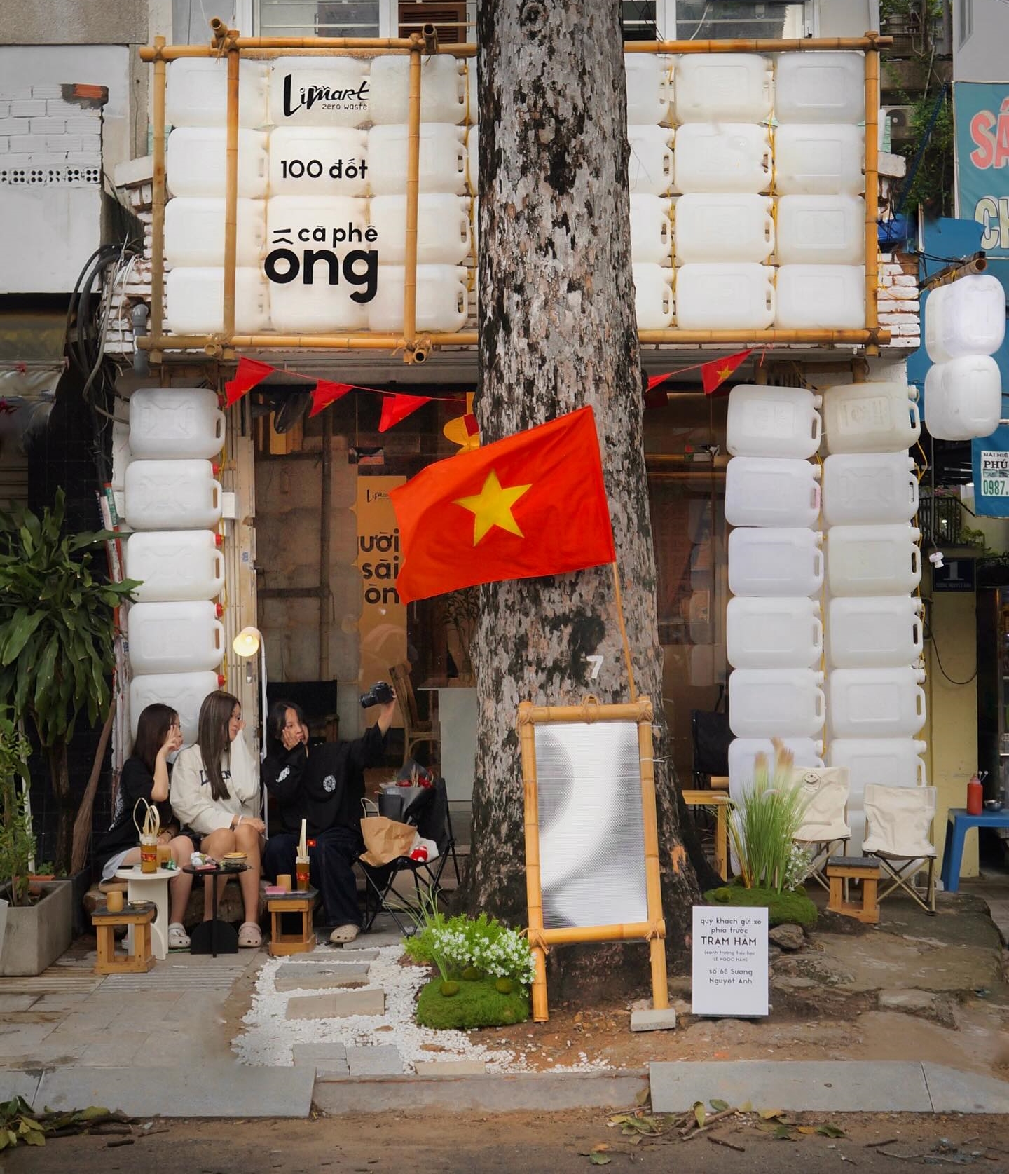 "Phù phép" can nhựa mua ở vựa ve chai, chủ quán cà phê ở TP.HCM đắt khách gấp 3 lần trước thềm 2/9- Ảnh 2.